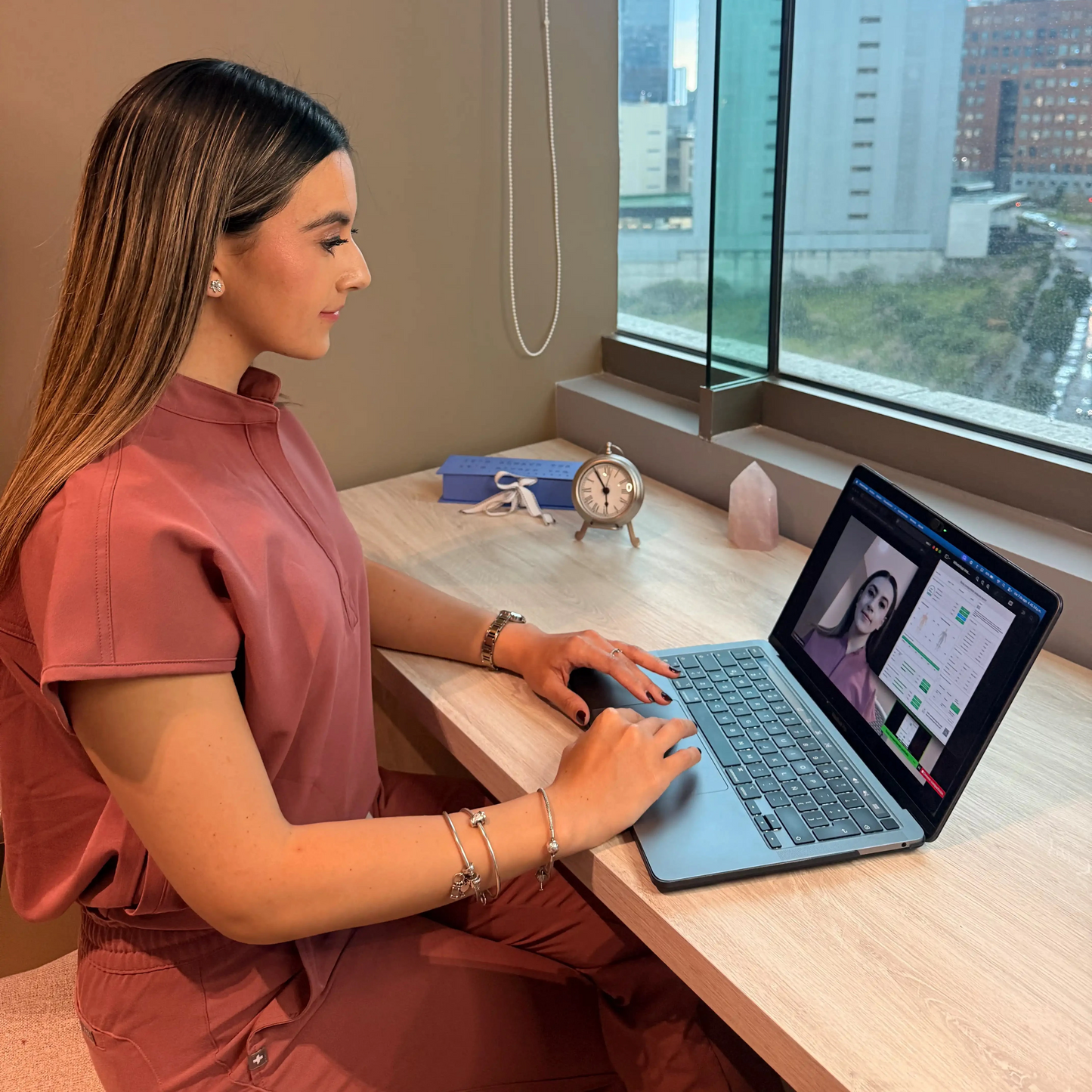 Nutrióloga Arantxa Espinosa Grimaldo realizando consulta de nutrición en línea