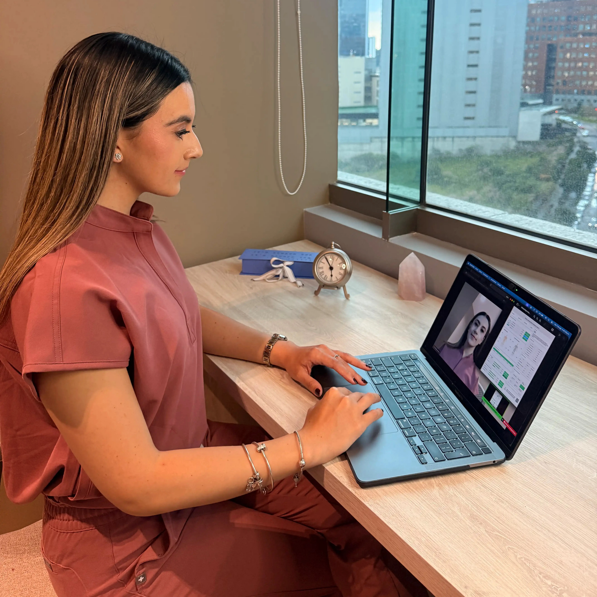 Nutrióloga Arantxa Espinosa Grimaldo realizando consulta de nutrición en línea