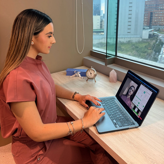 Nutrióloga Arantxa Espinosa Grimaldo realizando consulta de nutrición en línea