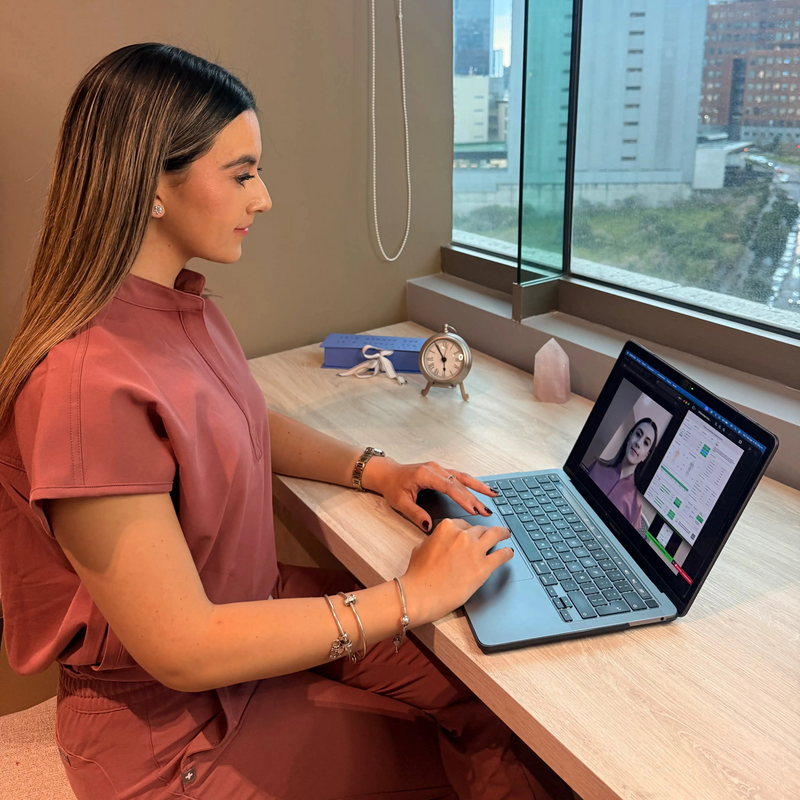 Nutrióloga Arantxa Espinosa Grimaldo realizando consulta de nutrición en línea