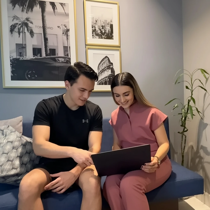 Nutrióloga Arantxa Espinosa Grimaldo durante consulta de seguimiento nutricional